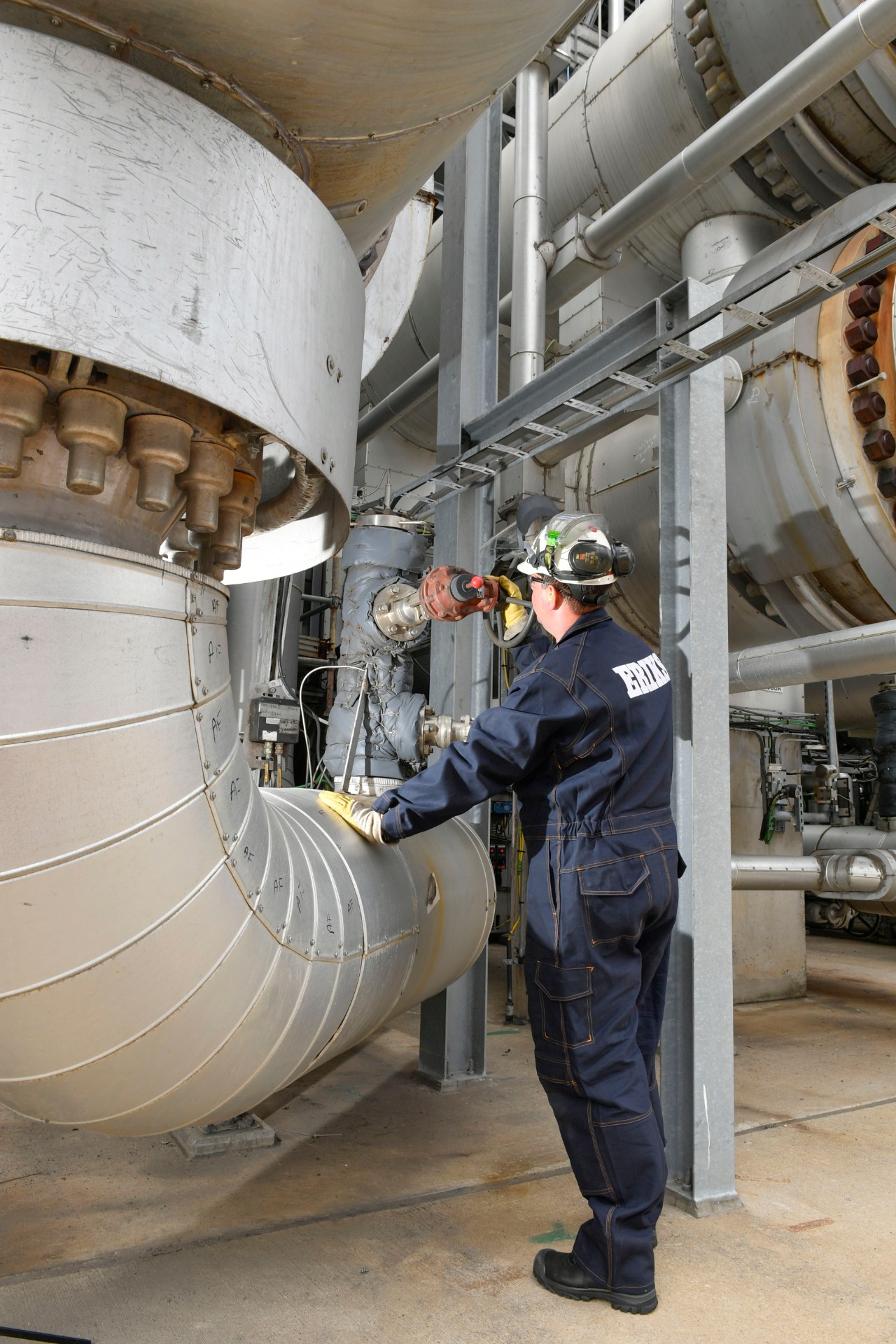Employé d&apos;ERIKS effectuant des opérations de maintenance dans l&apos;usine chimique d&apos;un client