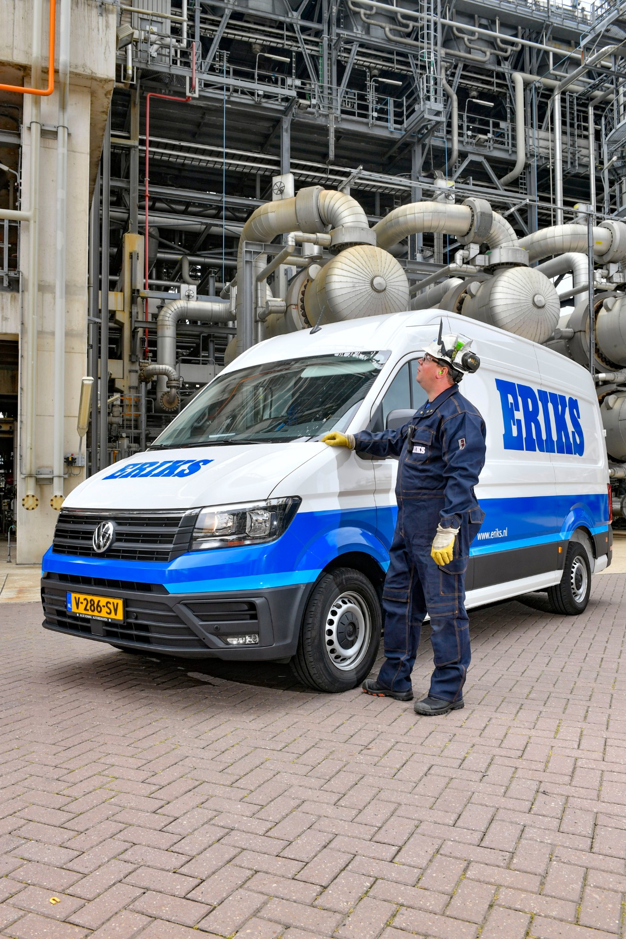 Un employé d&apos;ERIKS à côté d&apos;une camionnette ERIKS sur le site de l&apos;usine chimique d&apos;un client