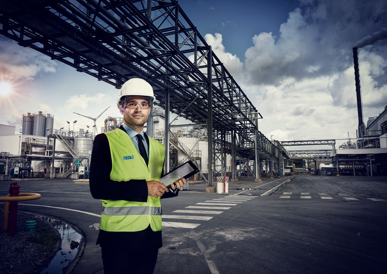 Un employé d&apos;ERIKS devant une usine chimique en Belgique